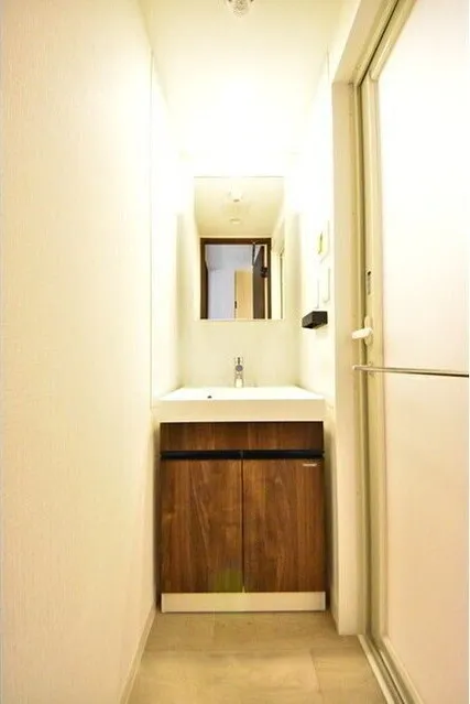 RJ Casa Sakurashinmachi - Interior - ["Furniture", "Tap", "Mirror"]
