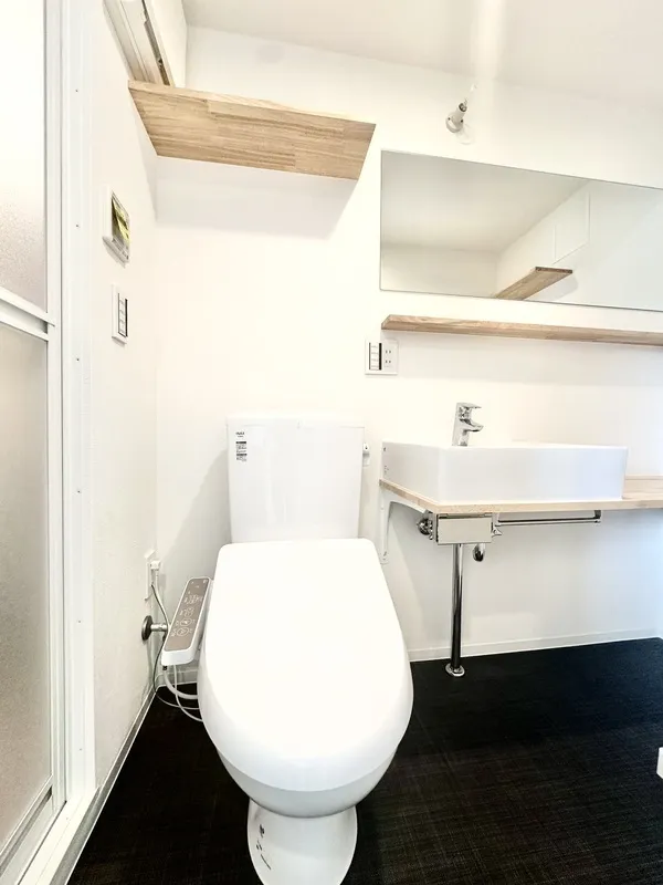 Trias111 - Interior - ["Toilet seat", "Plumbing fixture", "Toilet"]