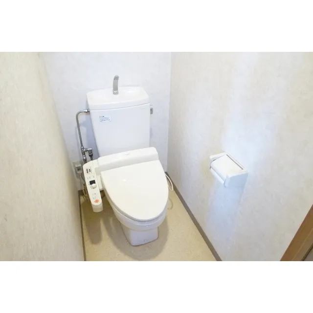 Commodore Kaminarimon - Interior - ["Plumbing fixture", "Toilet seat", "Toilet"]