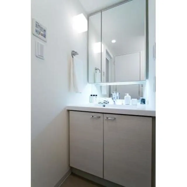 Masters Court Kitashinagawa - Interior - ["Mirror", "Sink", "Cabinetry"]