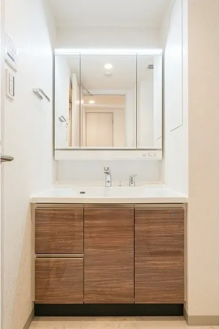Comforia Liv Bunkyo Gokokuji - Interior - ["Flooring", "Bathroom cabinet", "Floor"]