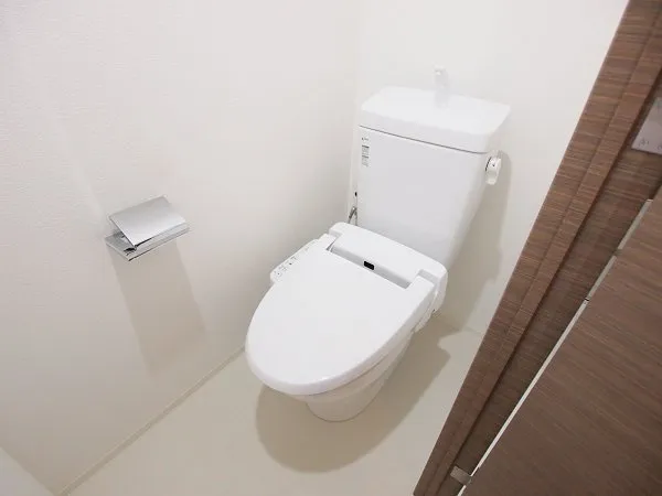 Premium Cube Mishuku - Interior - ["Toilet seat", "Toilet", "Plumbing fixture"]
