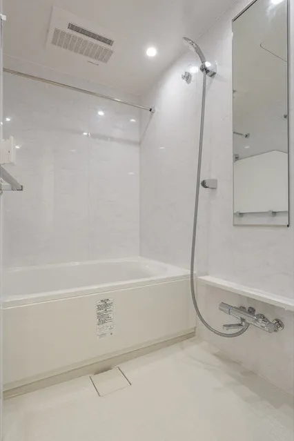 Refill Orb Yoyogi - Interior - ["Plumbing fixture", "Shower head", "Shower door"]