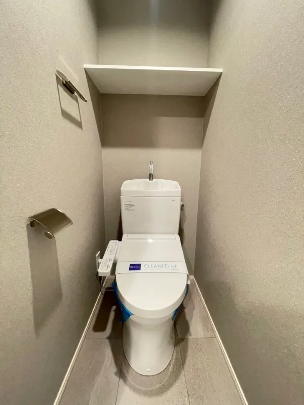 Residia Kiba - Interior - ["Toilet seat", "Toilet", "Plumbing fixture"]