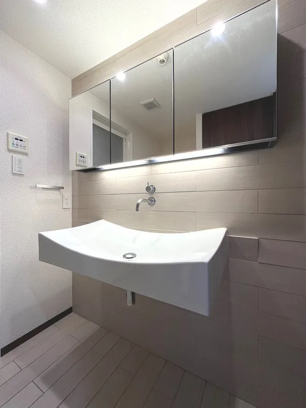 Pratique Kiyosumi Shirakawa - Interior - ["Bathroom Sink", "Plumbing fixture", "Interior design"]