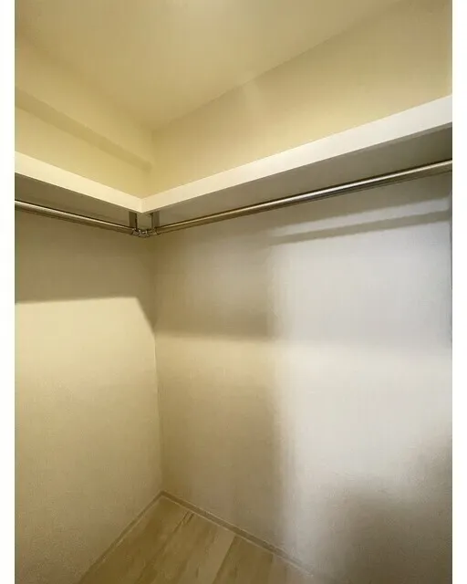 Comforia Liv Minamisunamachi East - Interior - ["Ceiling", "Silver", "Molding"]