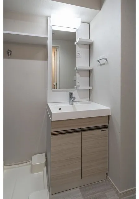 Comforia Kita-Ikebukuro - Interior - ["Mirror", "Bathroom cabinet", "Tap"]