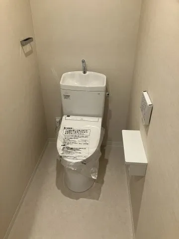 Hiroo Apartment - Interior - ["Toilet seat", "Toilet", "Plumbing fixture"]