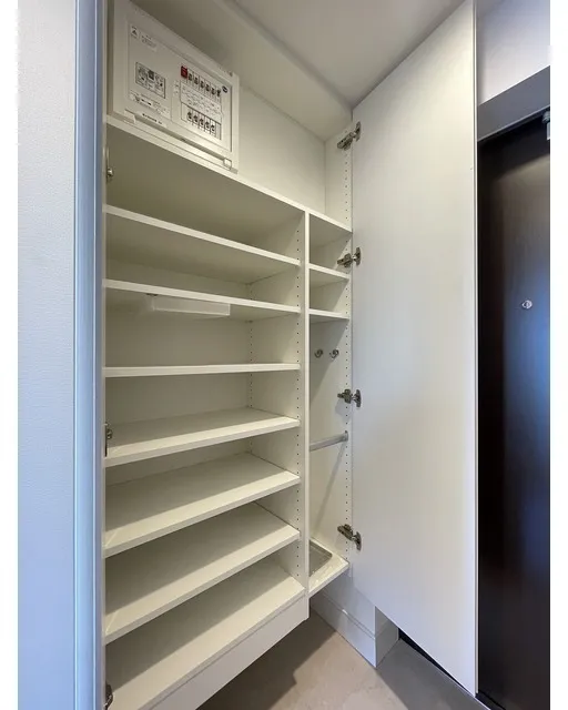Stylio Kamata West - Interior - ["Wood", "Flooring", "Shelving"]
