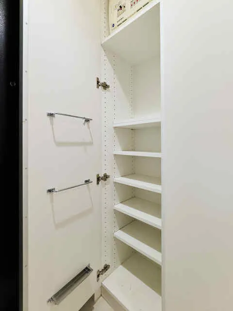 La Class Akabane - Interior - ["Shelving", "Shelf", "Flooring"]