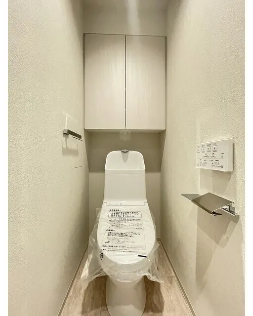 Season Flats Omorinishi - Interior - ["Toilet seat", "Toilet", "Flooring"]
