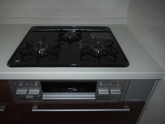 Tom's Garage - Interior - ["Kitchen Appliance", "Kitchen stove", "Major appliance"]