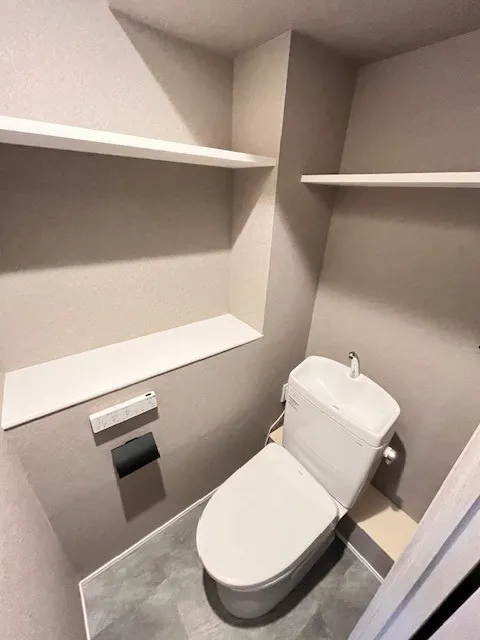 Residia Shiba Daimon II - Interior - ["Toilet seat", "Toilet", "Flooring"]