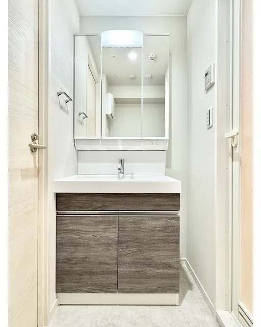 Comforia Nishiogu - Interior - ["Mirror", "Bathroom cabinet", "Cabinetry"]