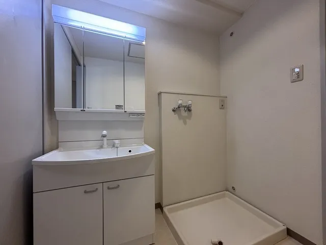 Crest Izumi - Interior - ["Plumbing fixture", "Flooring", "Floor"]