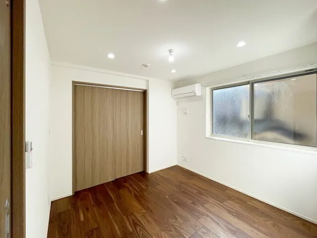 Covent Garden - Interior - ["Flooring", "Floor", "Wood flooring"]