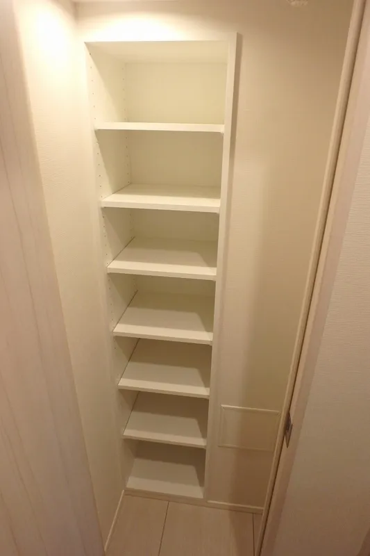 Gran Casa Oshima - Interior - ["Shelving", "Shelf", "Wood stain"]