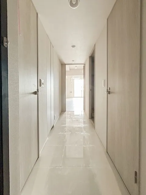Royal Parks Shinagawa - Interior - ["Door", "Fixture", "Building"]