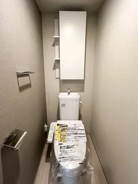 Royal Parks Ariake - Interior - ["Toilet seat", "Toilet", "Plumbing fixture"]