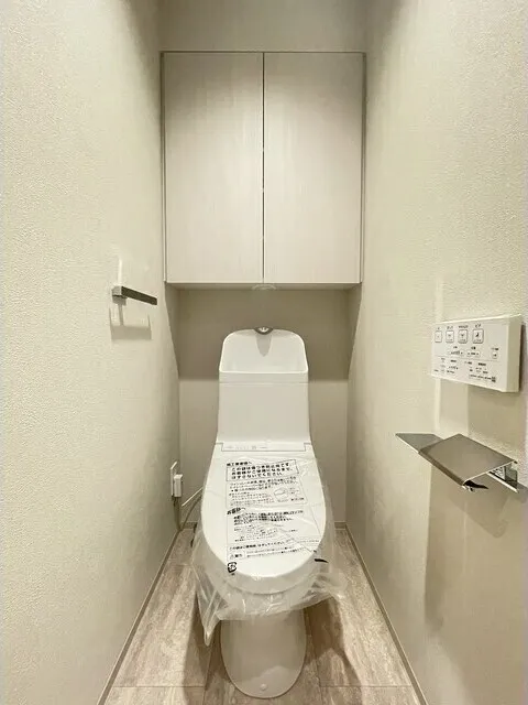 Season Flats Omorinishi - Interior - ["Toilet seat", "Toilet", "Flooring"]