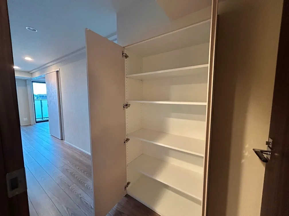 Lefon Progres Shimura Sakaue - Interior - ["Building", "Fixture", "Wood"]