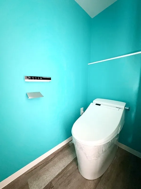 Log Honjo Azumabashi - Interior - ["Blue", "Toilet seat", "Toilet"]