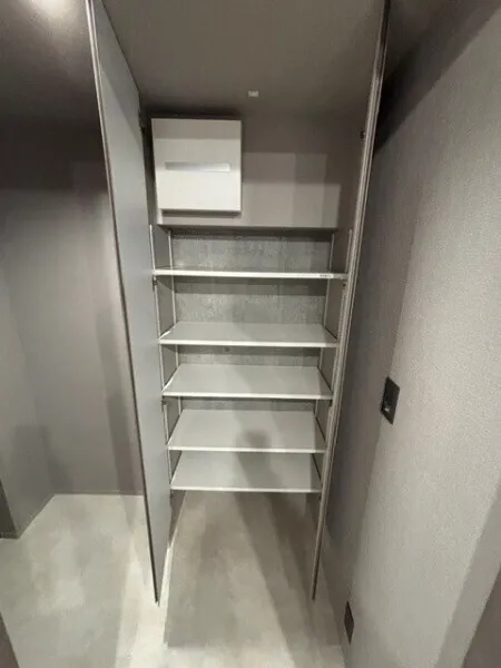 EXAM AKASAKA - Interior - ["Shelving", "Grey", "Glass"]