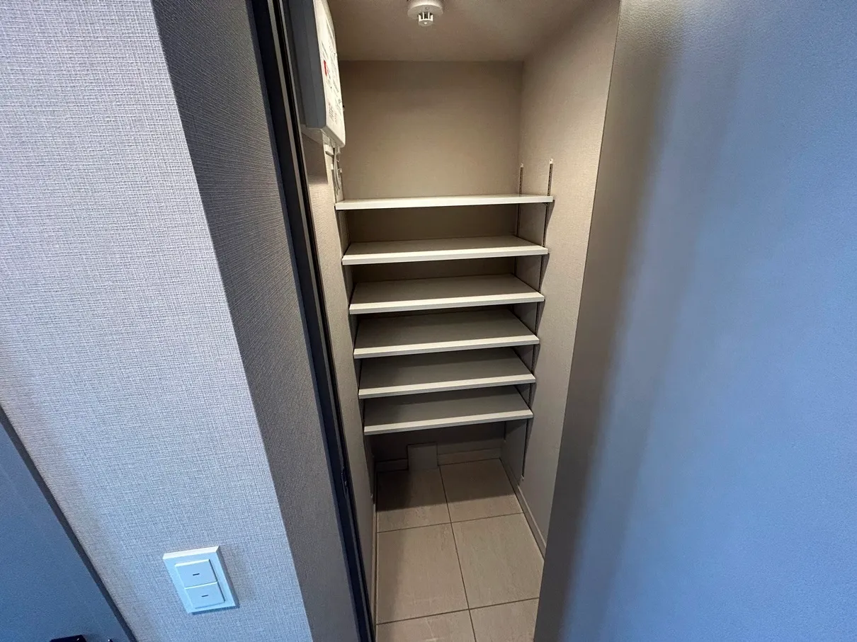 Branchiesta Ekoda - Interior - ["Grey", "Shelving", "Shelf"]