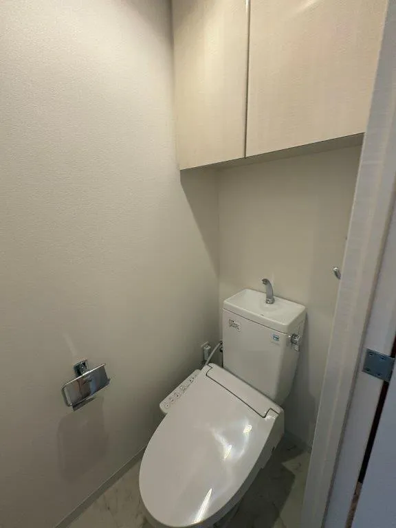 Central Crib Roppongi II - Interior - ["Plumbing fixture", "Toilet seat", "Flooring"]