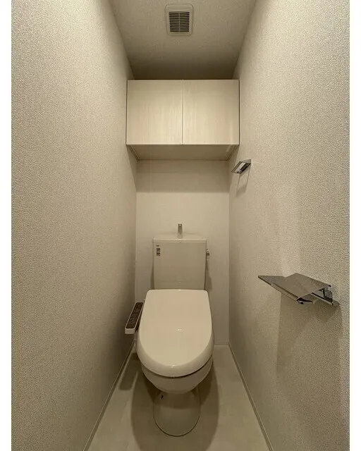 Due Oku - Interior - ["Toilet seat", "Toilet", "Flooring"]