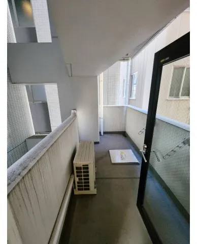 Duales Chiyoda Misakicho - Interior - ["Floor", "Flooring", "Composite material"]