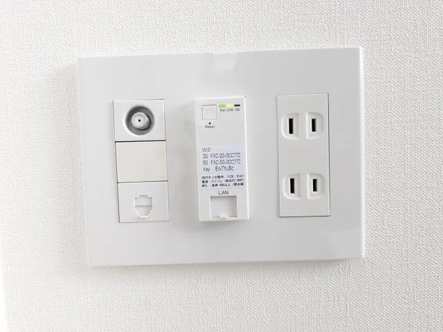 Tasukiri Shes Oshiage - Interior - ["Technology", "Electronics", "Wall Socket"]