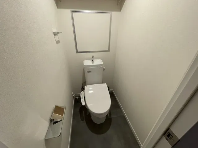 Maison Sunshine - Interior - ["Building", "Toilet seat", "Bathroom sink"]