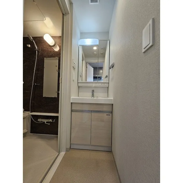 Comforia Liv Nishi-Kamata - Interior - ["Building", "Mirror", "Fixture"]