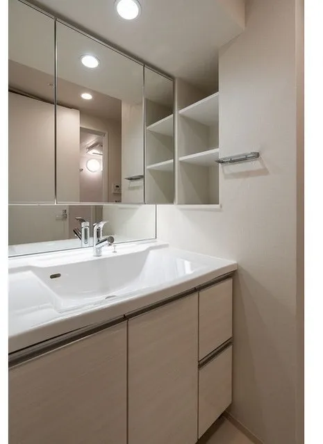 Comforia Liv Higashiikebukuro - Interior - ["Bathroom cabinet", "Interior design", "Bathroom Sink"]