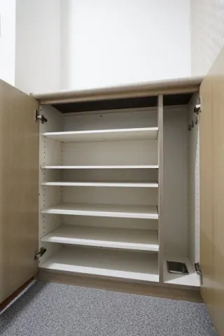 Lions Mansion Nishigaoka Minami - Interior - ["Wood", "Flooring", "Shelving"]