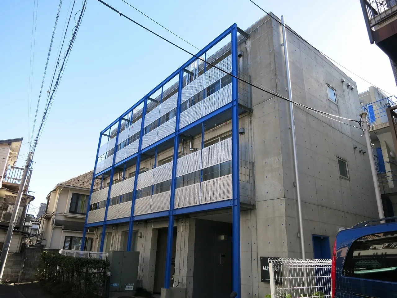 M House - Exterior - ["Sky", "Building", "Vehicle"]