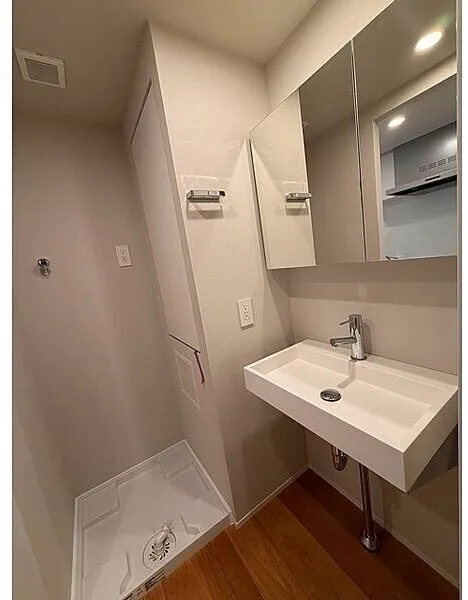 Atrio Flats Jiyugaoka East - Interior - ["Flooring", "Floor", "Plumbing fixture"]