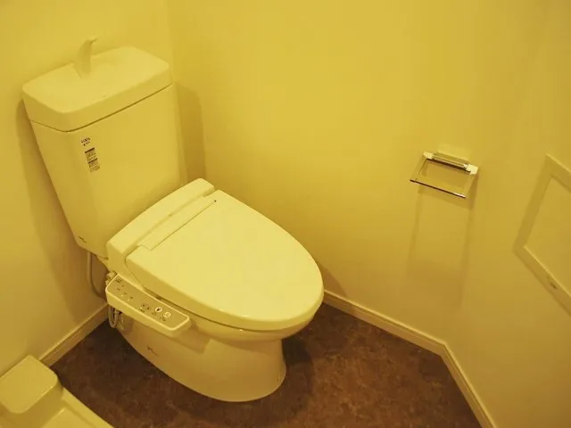 Plair Duc Toyocho II - Interior - ["Toilet seat", "Toilet", "Plumbing fixture"]