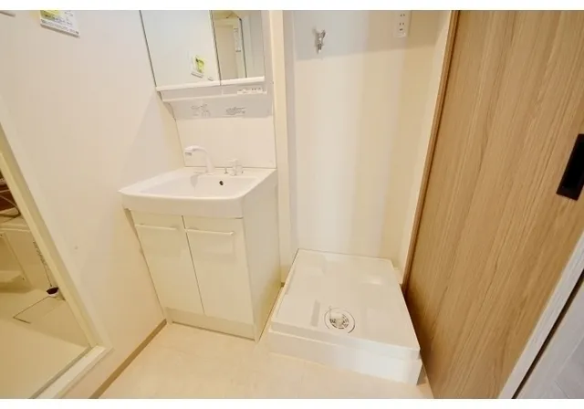 Glorio Shelt Senkawa - Interior - ["Flooring", "Floor", "Plumbing fixture"]