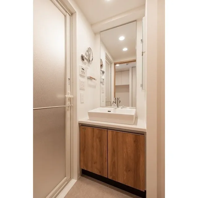 Azure Terrace Toyocho - Interior - ["Mirror", "Bathroom cabinet", "Tap"]