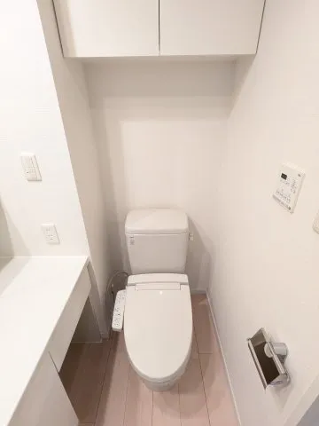MG Meguro Station - Interior - ["Toilet seat", "Toilet", "Plumbing fixture"]