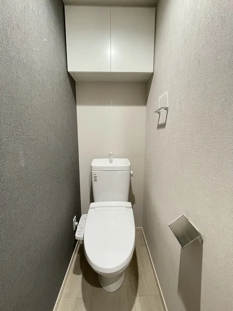 HF Tokiwadai Residence - Interior - ["Toilet seat", "Toilet", "Plumbing fixture"]