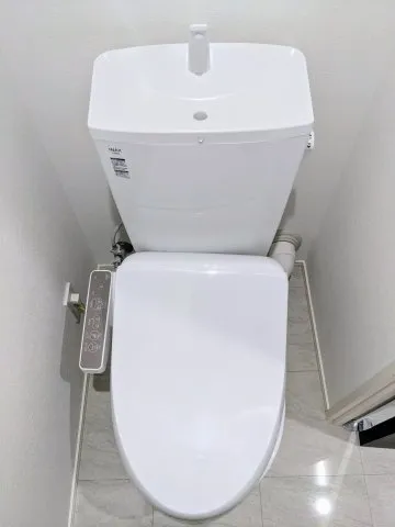 Agresio Shinagawa Oi - Interior - ["Toilet seat", "Plumbing fixture", "Toilet"]