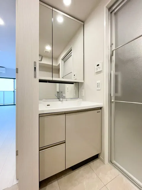 Lefon Progre Hongo 3-Chome - Interior - ["Flooring", "Bathroom cabinet", "Interior design"]