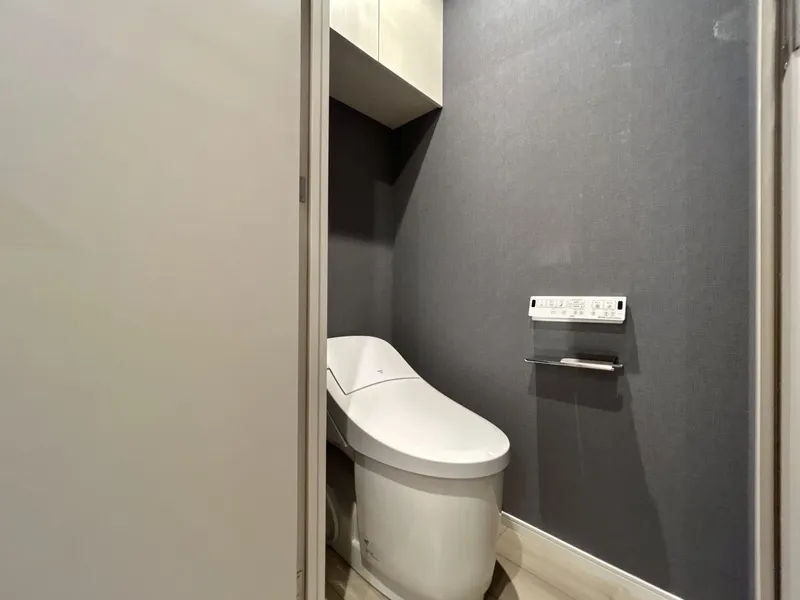 Log Togoshi - Interior - ["Toilet seat", "Flooring", "Plumbing fixture"]