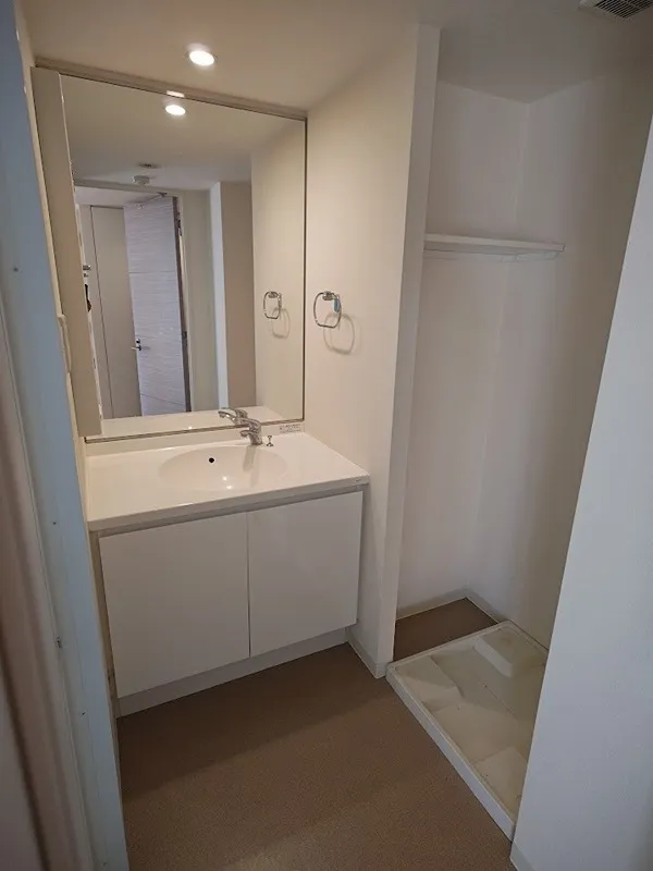 Este Maison Daizawa - Interior - ["Mirror", "Property", "Sink"]