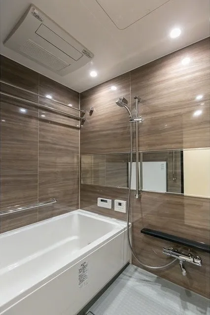 Demes Kiba - Interior - ["Bathtub", "Tap", "Plumbing fixture"]