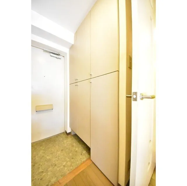 Plaille Hamamatsucho - Interior - ["Building", "Door", "Fixture"]