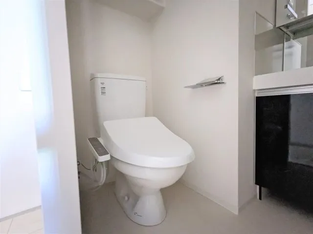 Asyl Court Higashioi - Interior - ["Toilet seat", "Toilet", "Bathroom"]